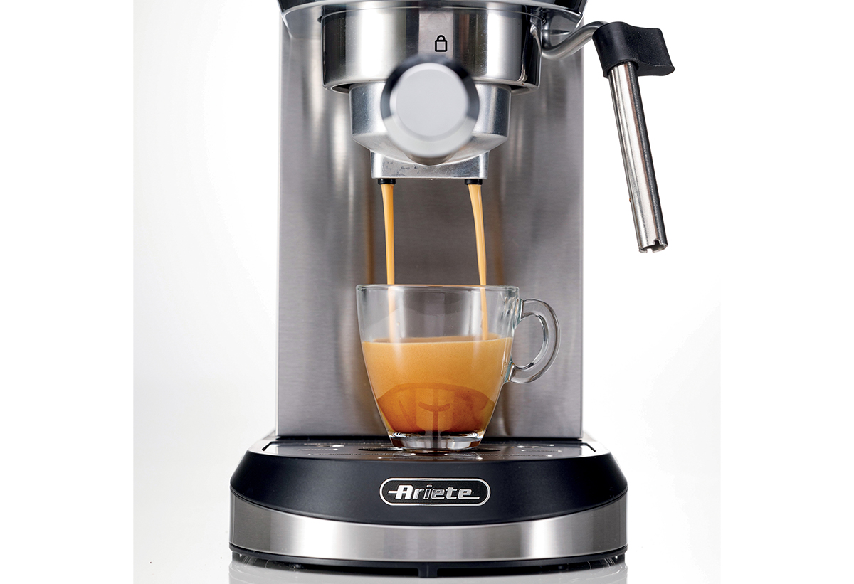 Απεικονίζεται η εσπρεσιέρα εν λειτουργεία.